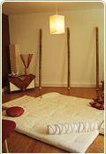 Vitalisierende Thai-Massage mit Akupressur, Dehn&uuml;bungen und Streck&uuml;bungen